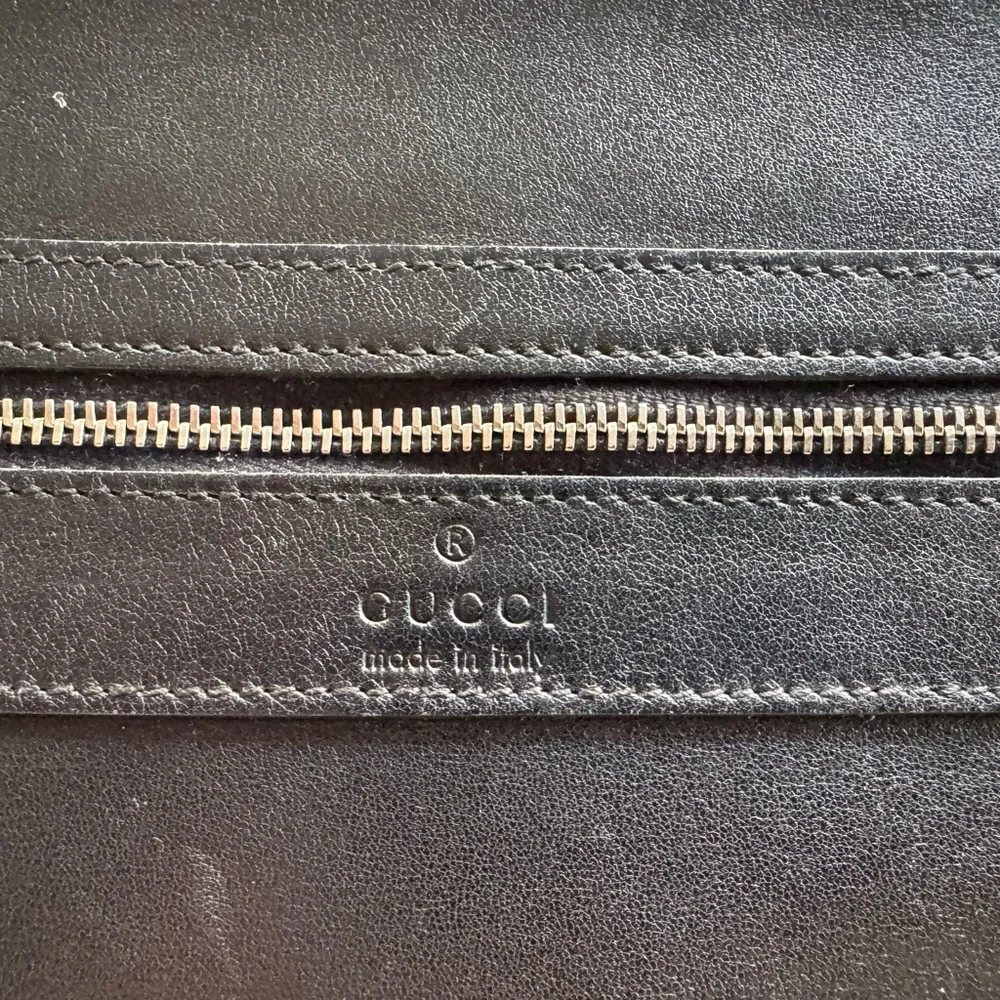 Gucci Black Laptop Bag with Smooth Leather and Zipper Closures